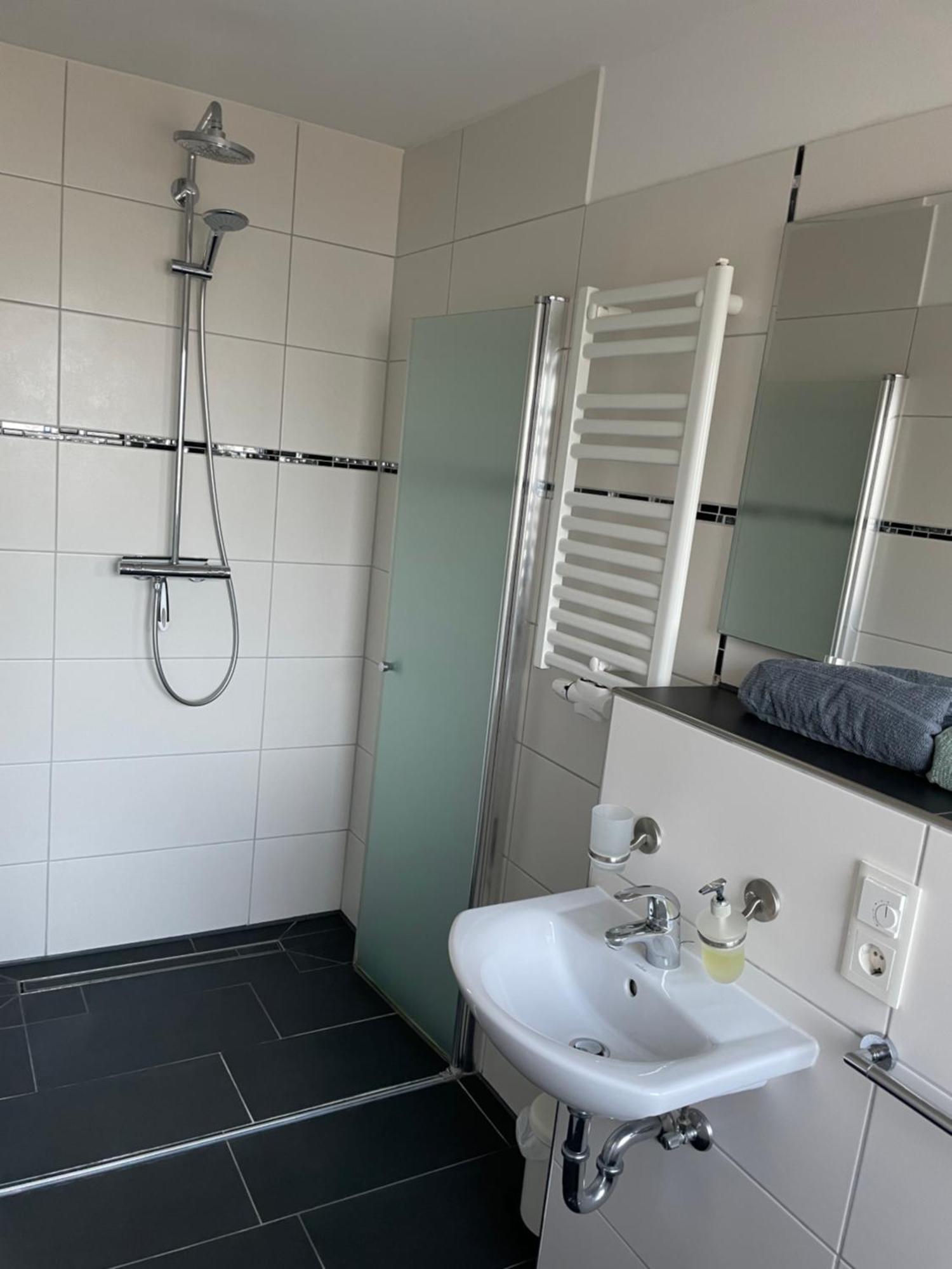 Ferienwohnung Mit Fussbodenheizung Nahe Messe, Gratis Parkplatz Und Abstellplatz E - Bike هانوفر المظهر الخارجي الصورة